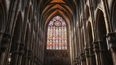 Gotik sanat, mimari ve dönemin öne çıkan özelliklerini anlatan görsel.