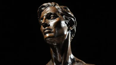 Heykelde ışık ve gölge oyunlarıyla yaratılan çarpıcı üç boyutlu etki. Sanatsal derinlik ve formun görseli.