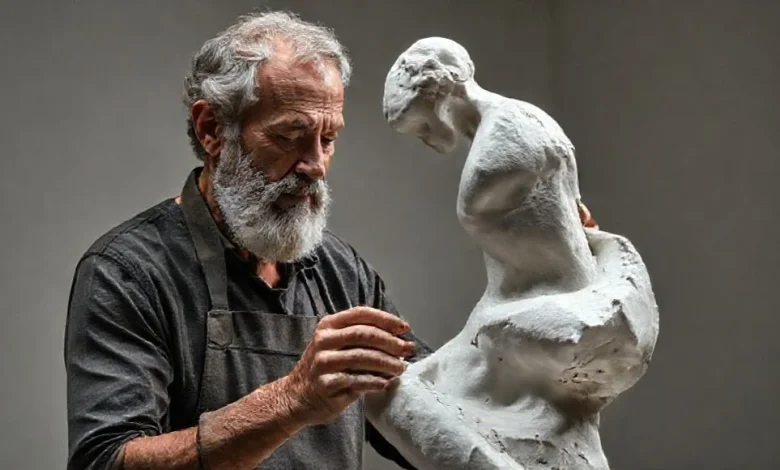 Etkileyici bir heykelin kompozisyonunu gösteren görsel. Heykelde kompozisyon ilkeleri ve sanat eseri yaratma.